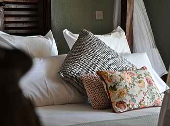 Onsea House: Ein Doppelbett der Family Suite