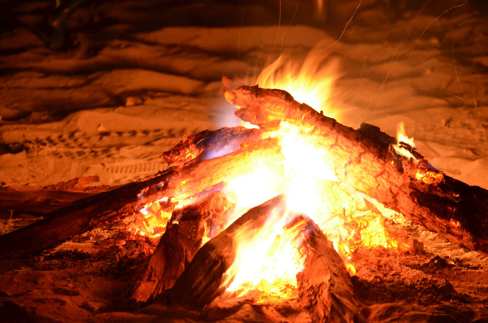 Sango Safari Camp: Lagerfeuer Bush Ways, Khwai River, Moremi Game Reserve, NG 19, Okavango-Delta, Sango Safari Camp, Boma, Camp Fire, Lagerfeuer, Afrikarma, Afrikarma Safaris, Afrikarma Safaris - Wildnis. Hautnah., Afrikarma.de