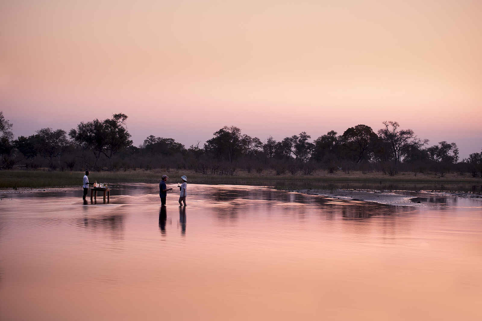 Selinda Explorers Camp: Sundowner im Spillway Selinda Explorers Camp: Sundowner im Spillway