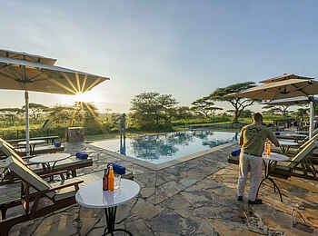 Serengeti Sametu Camp: Am Pooldeck Serengeti Sametu Camp: Am Pooldeck