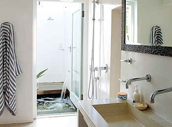 Strandloper Ocean Boutiquehotel: Courtyard Room Bad
