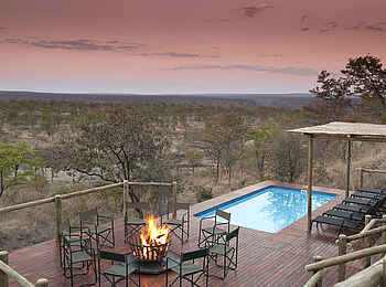 The Elephant Camp: Feuerdeck und Swimmingpool