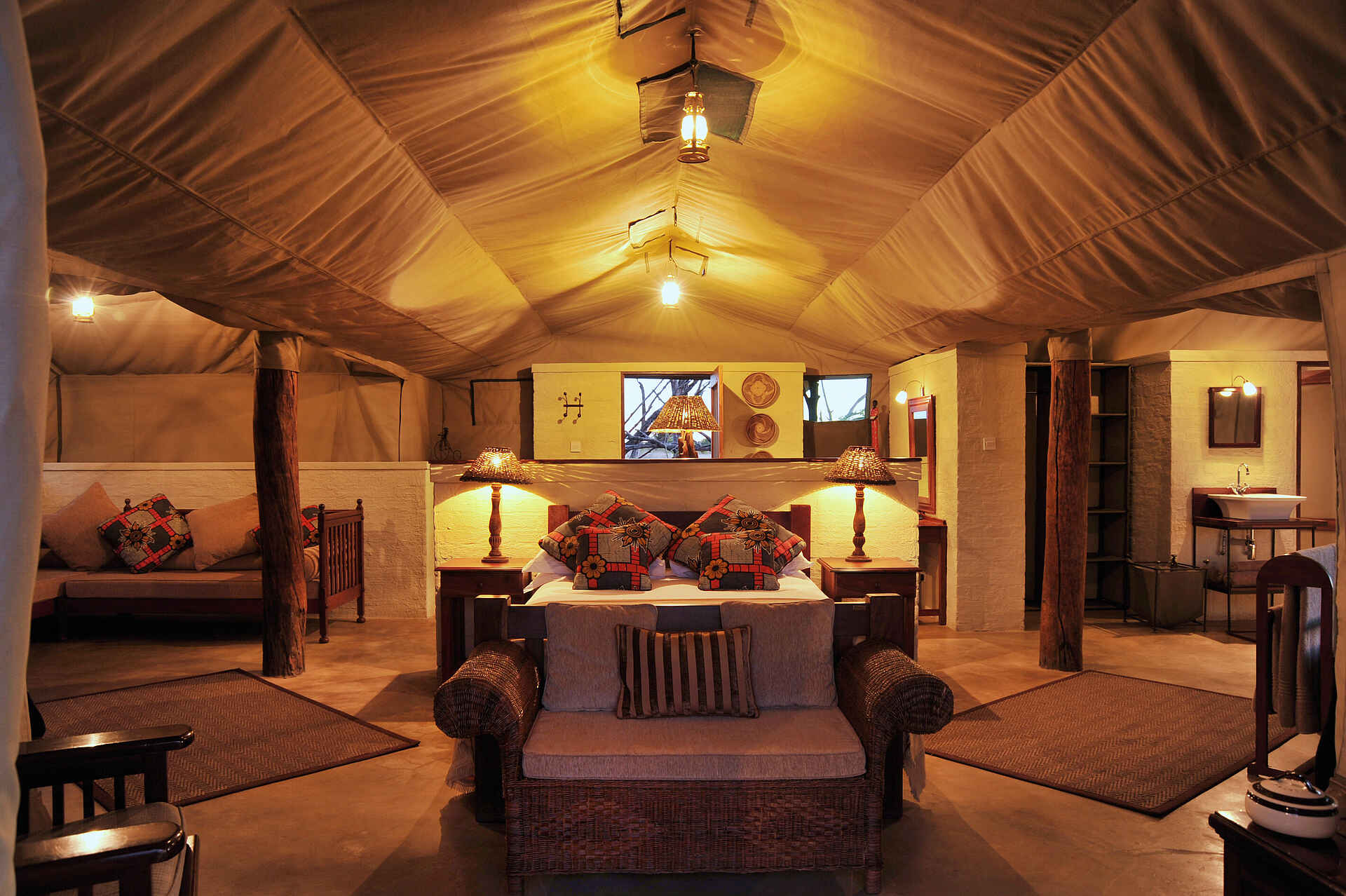 Hwange National Park, The Hide, Deluxe Zelt, Doppelbett, Gästezelt, Sofa, Teppich, Familienzelt, Family Tent, Preston Family