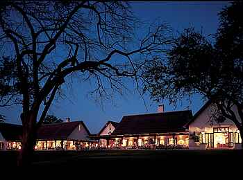 The Royal Livingstone: Zentraler Hotelbereich bei Nacht The Royal Livingstone: Zentraler Hotelbereich bei Nacht