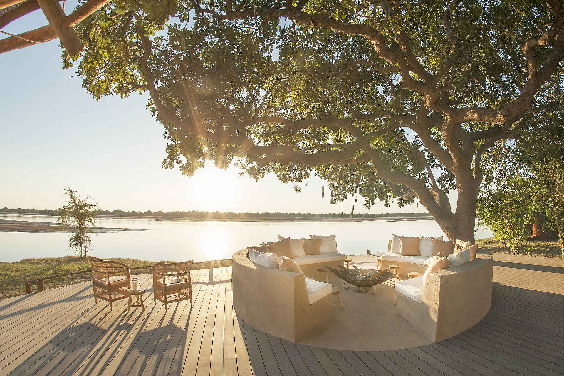 Kafunta Safaris, Kapamba River, Luangwa River, Lusangazi River, Sambia, South Luangwa, Three Rivers Camp, Feuerstelle, Fluss, Flussufer, Sessel, Sofas, Terrasse, Afrikarma, Afrikarma Safaris, Afrikarma Safaris – Wildnis. Hautnah., afrikarma.de, South Luangwa National Park