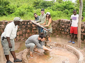 Bumi Hills Safari Lodge: Dorfbrunnen Bumi Hills Safari Lodge: Dorfbrunnen