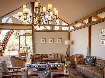 Kwara Camp: Hauptbereich Lounge Sitzecken Kwara Camp: Hauptbereich Lounge Sitzecken