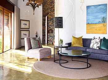Madikwe Hills Private Game Lodge: Helle Lounge einer Suite