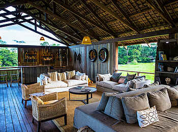 Mboko Camp: Sitzgruppen in der Lounge