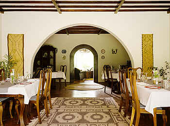 Mt. Meru Game Lodge: Durchgang im Restaurant