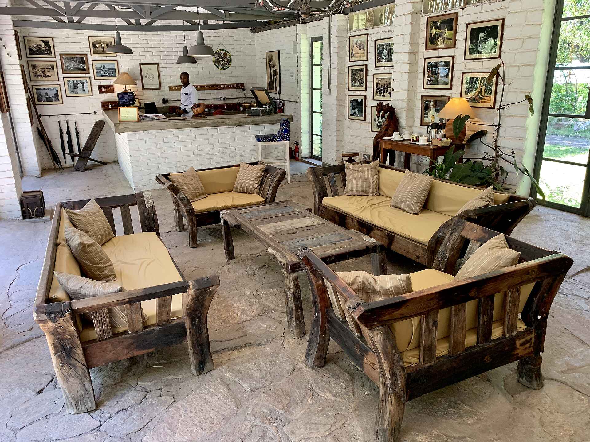 Mt. Meru Game Lodge: Lounge und Rezeption Mt. Meru Game Lodge, Arusha, Kilimanjaro Airport, Usa River, Hauptgebäude, Lounge, Rezeption, Sessel, Afrikarma, Afrikarma Safaris, Afrikarma Safaris. Wildnis. Hautnah., Afrikarma.de