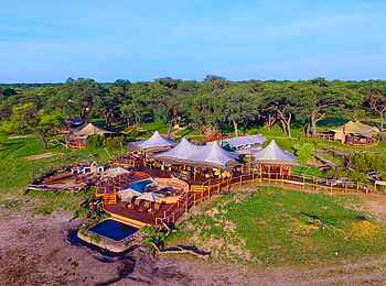 Somalisa Camp: Hinter und neben dem Hauptbereich verteilen sich die Gästezelte Somalisa Camp: Hinter und neben dem Hauptbereich verteilen sich die Gästezelte