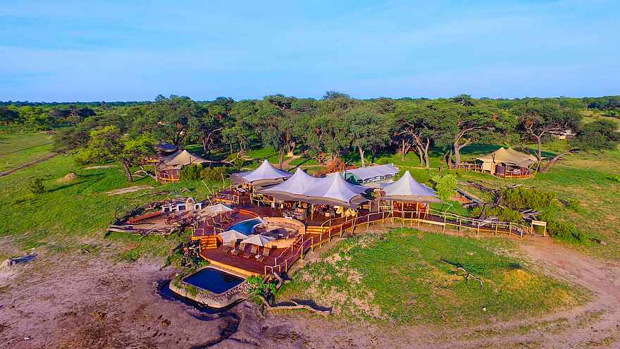 Somalisa Camp: Hinter und neben dem Hauptbereich verteilen sich die Gästezelte Somalisa Camp: Hinter und neben dem Hauptbereich verteilen sich die Gästezelte