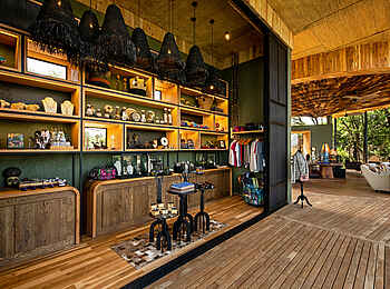 andBeyond Grumeti Serengeti River Lodge: Ein Shop für Andenken andBeyond Grumeti Serengeti River Lodge: Ein Shop für Andenken