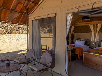 Camp Sossus: Terasse vor dem Gästezelt Camp Sossus: Terasse vor dem Gästezelt