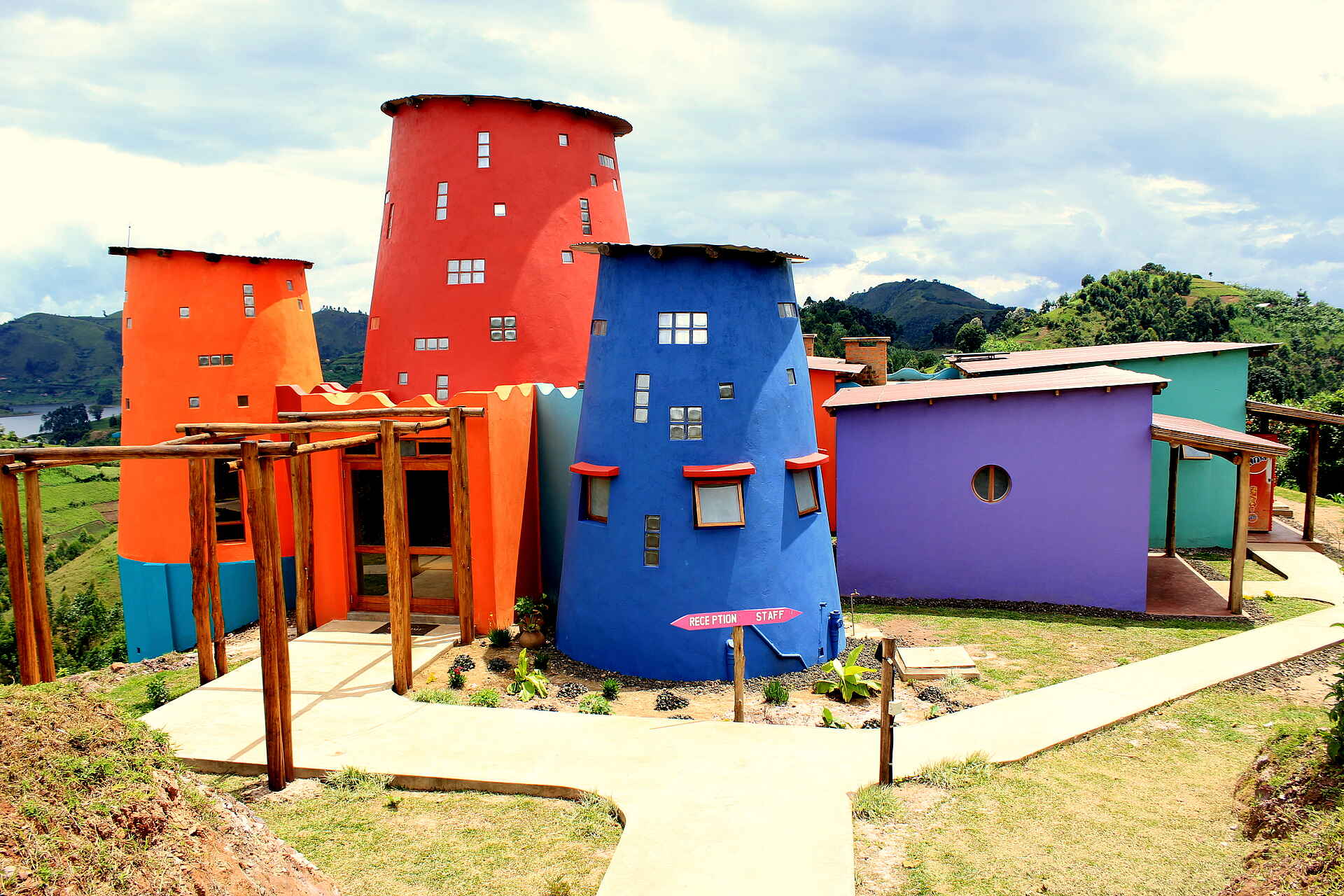 Chameleon Hills Lodge: Der architektonisch wie farblich extravagante Haupteingang in der Außenansicht