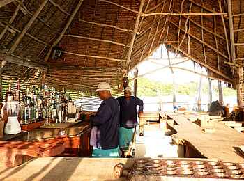 Fundu Lagoon: Service in der Bar Fundu Lagoon: Service in der Bar