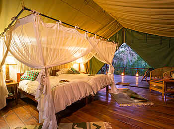KaingU Safari Lodge: Doppelbett mit Moskitonetz