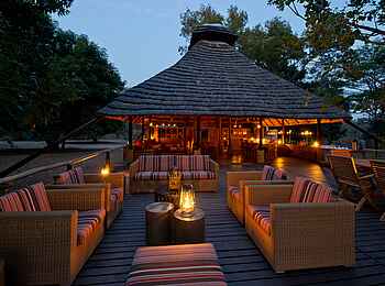 Kapamba Bushcamp: Deck vor dem Camp Kapamba Bushcamp: Deck vor dem Camp