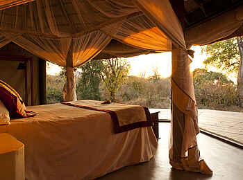 Kasaka River Lodge: Abendlicht in einem Gästezelt Kasaka River Lodge: Abendlicht in einem Gästezelt