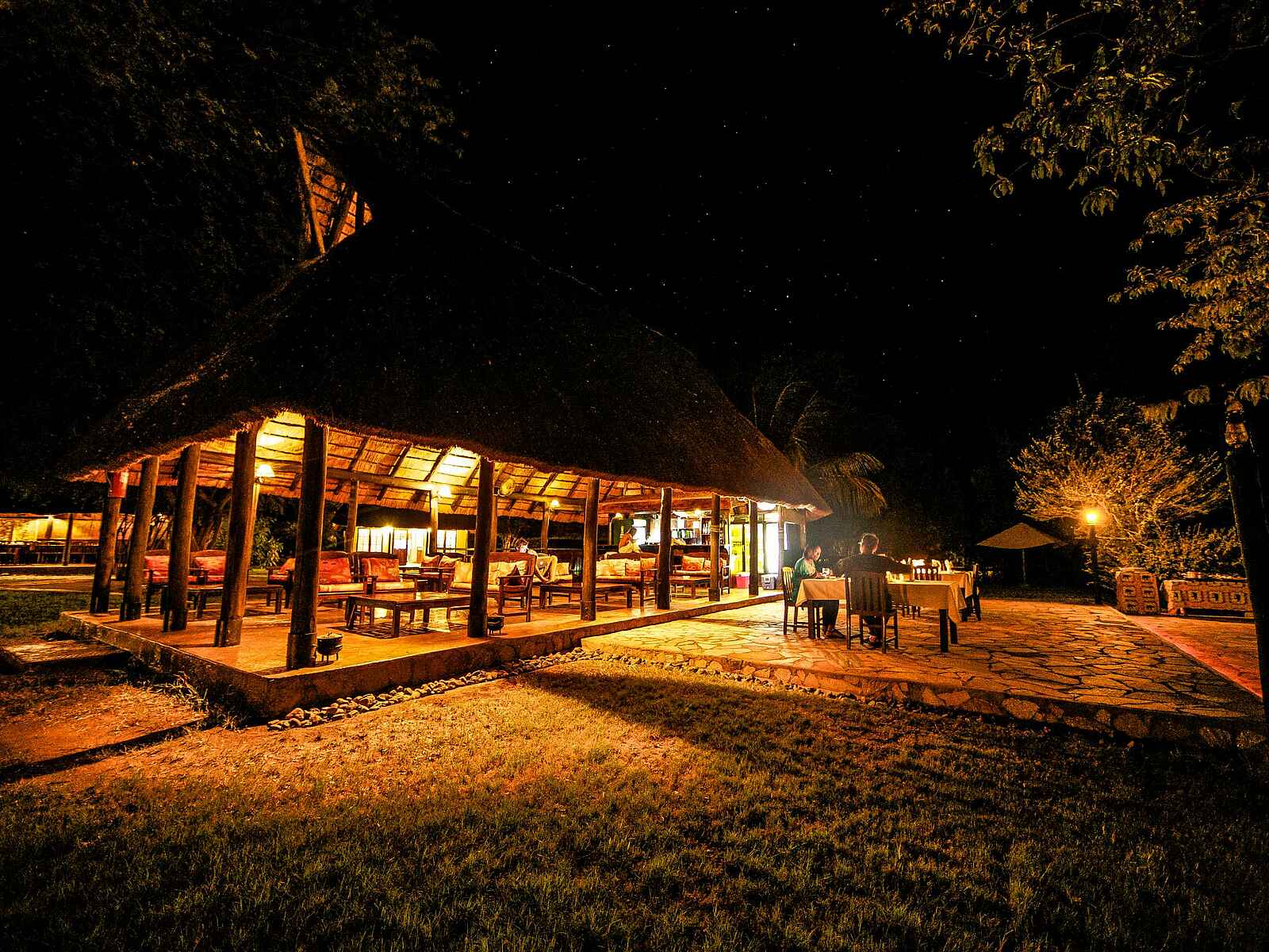 Kiambi Camp: Abendbeleuchtung Kiambi Camp: Abendbeleuchtung