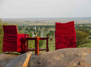 Mbuzi Mawe Serena Camp: Sundowner mit Blick in die Weite der Serengeti Mbuzi Mawe Serena Camp: Sundowner mit Blick in die Weite der Serengeti