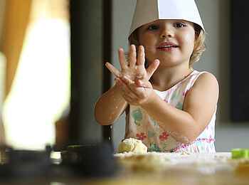 Phinda Homestead: Kind beim Teigkneten Phinda Homestead: Kind beim Teigkneten