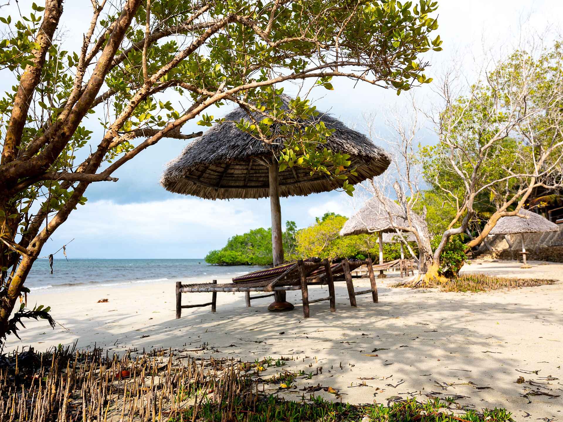 Pole Pole Bungalows: Liegen am Strand