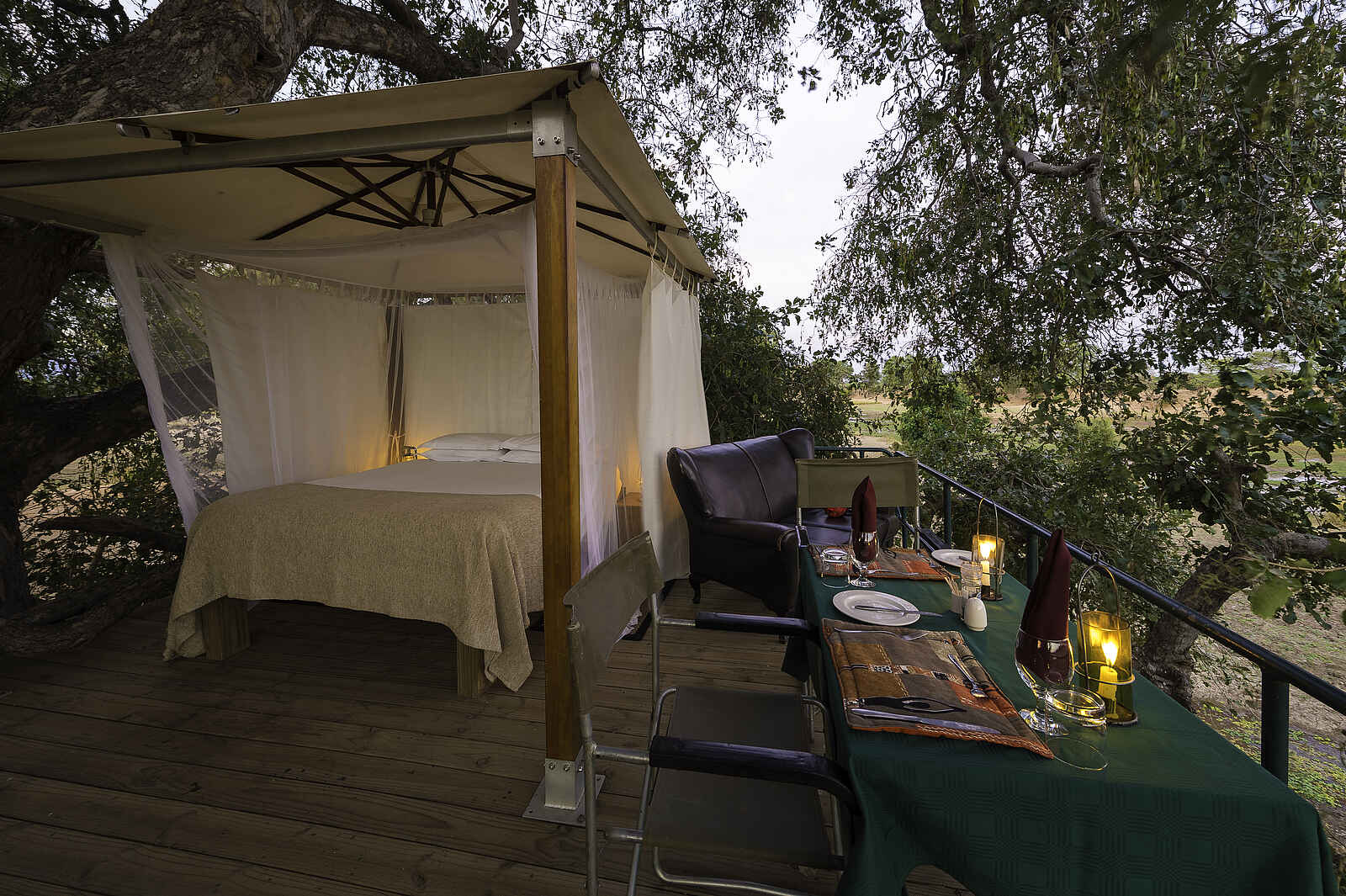 Ruckomechi Camp: Bett unter freiem Himmel Ruckomechi Camp: Bett unter freiem Himmel