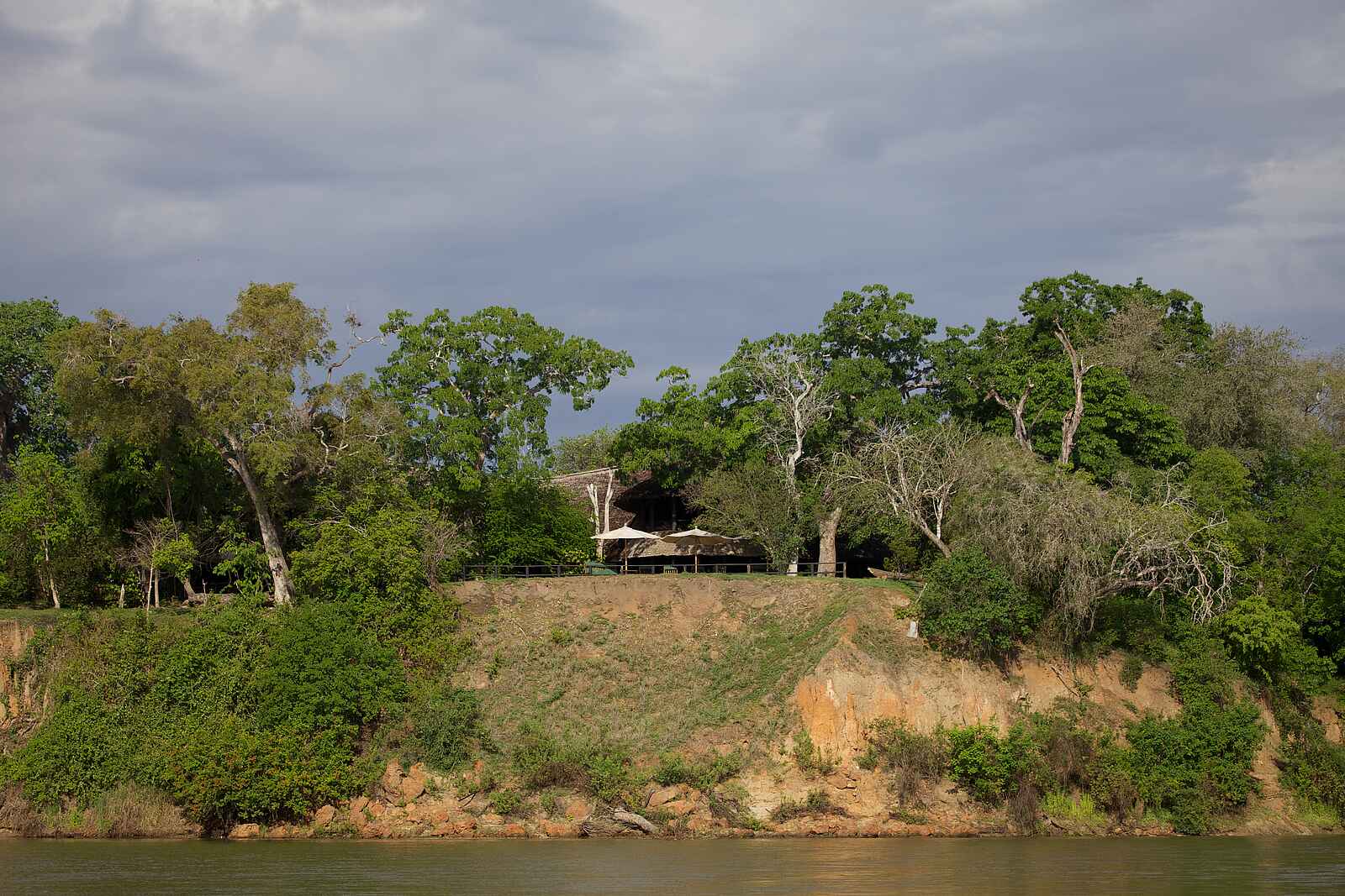 Rufiji River Camp: zentrale Einrichtung auf der Plattform Rufiji River Camp: zentrale Einrichtung auf der Plattform