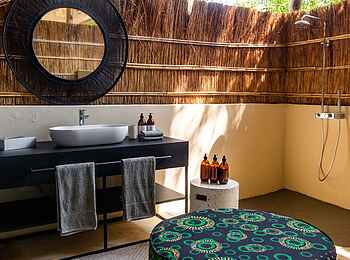 Time + Tide Chongwe Camp: Offenes Badezimmer