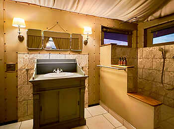 Twyfelfontein Adventure Camp: Das Badezimmer in einem Premium Zelt Twyfelfontein Adventure Camp: Das Badezimmer in einem Premium Zelt
