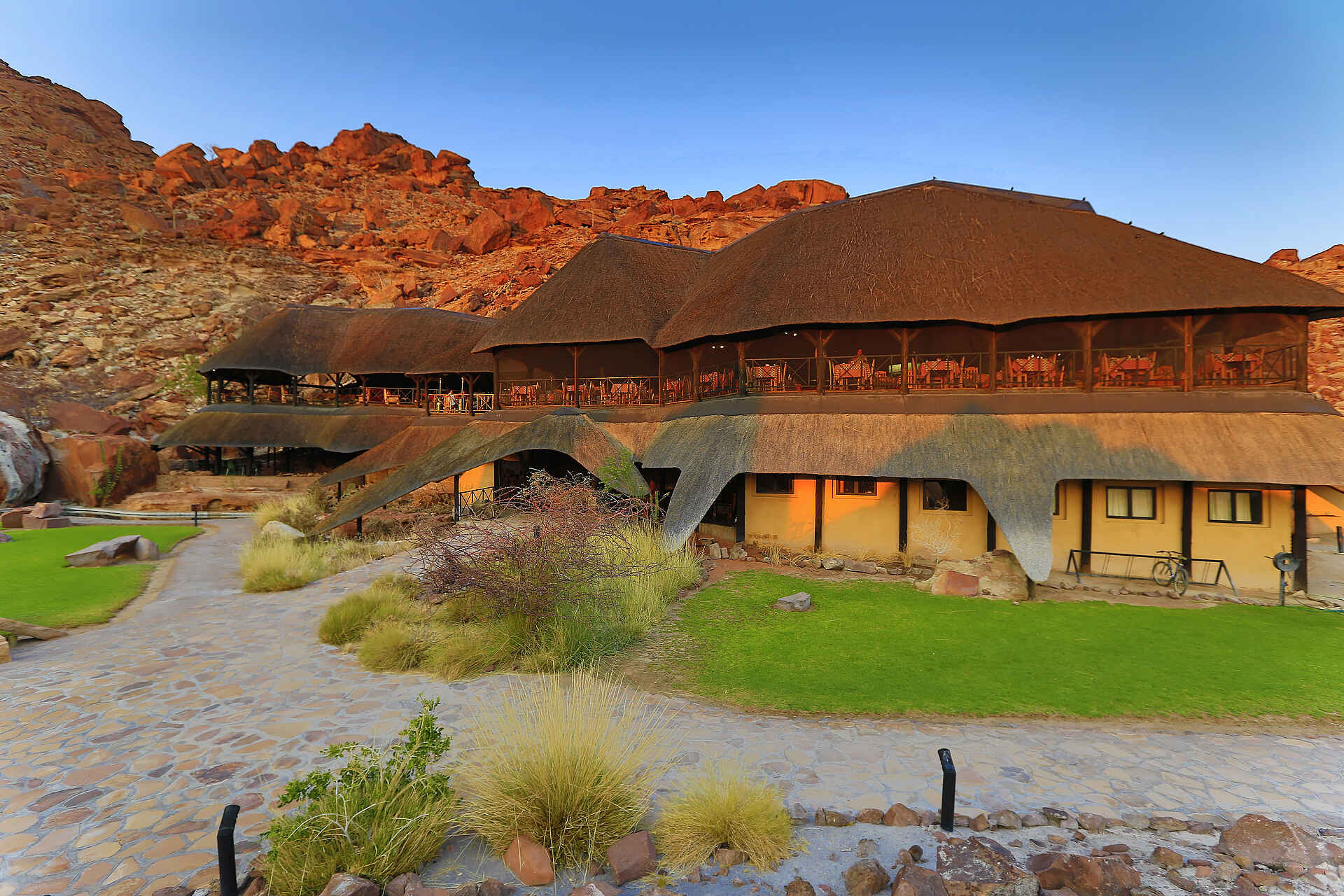 Damaraland, Felsmalereien, Petroglyphen, Twyfelfontein, Twyfelfontein Country Lodge, Uibasen Conservancy, Wüstenelefanten, Gesamtansicht, Hauptgebäude, Afrikarma, Afrikarma Safaris, Afrikarma Safaris - Wildnis. Hautnah., Afrikarma.de