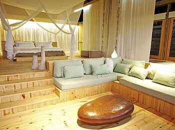 Vumbura Plains Camp: Sunken Lounge