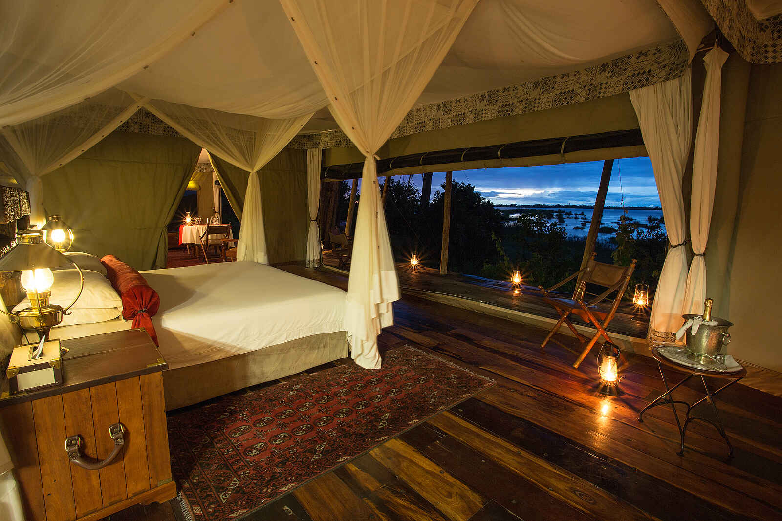 Zarafa Camp: Doppelbett und Blick aus dem Gästezelt Zarafa Camp: Doppelbett und Blick aus dem Gästezelt