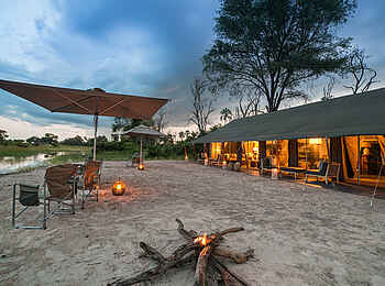 Gomoti Plains Camp: Hauptebäude Feuerstelle Lagerfeuer