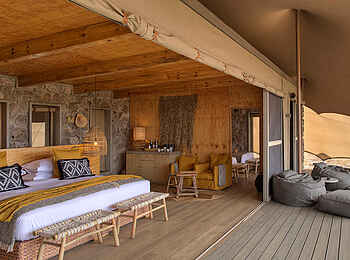 Namiri Plains Camp: Family Tent Blick hinein