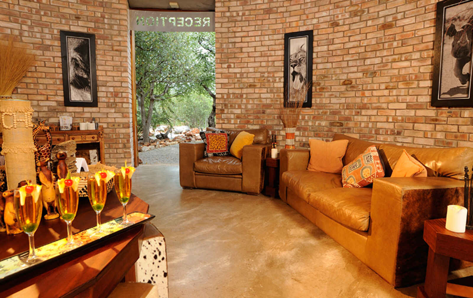 Taleni Etosha Village: Rezeptionsbereich mit Willkommensdrinks Taleni Etosha Village: Rezeptionsbereich mit Willkommensdrinks