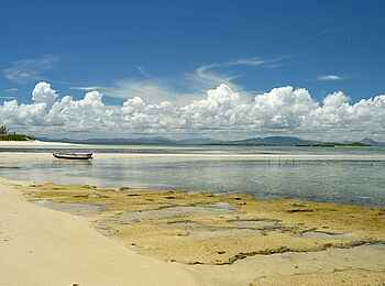 Time + Tide Miavana: Boot auf einer Lagune