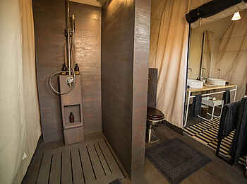 Gomoti Plains Camp: Luxury Tent Dusche