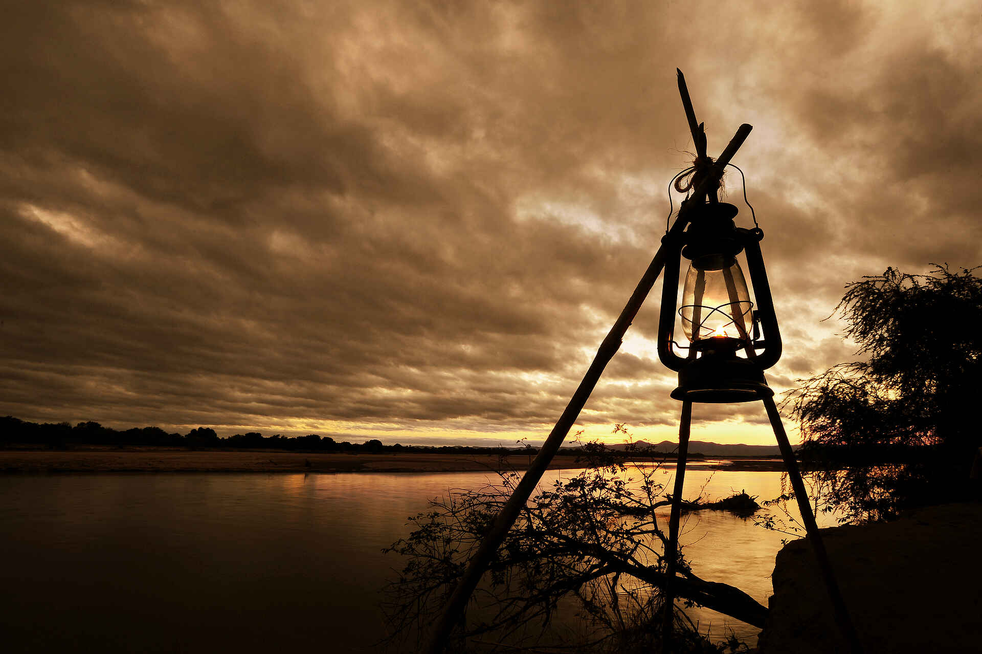 Island Bush Camp, Kafunta, Abendsonne, Flussufer, Luangwa River, Öllampe, Öllaterne, South Luangwa National Park, Ron und Anke Cowan, Abgeschiedenheit, afrikarma, afrikarma.de, Kafunta River Lodge, Komfort, Natur, Sambia, South Luangwa, South Luangwa Valley, Walking Safari, Wildnis, Afrikarma Safaris, Cowan