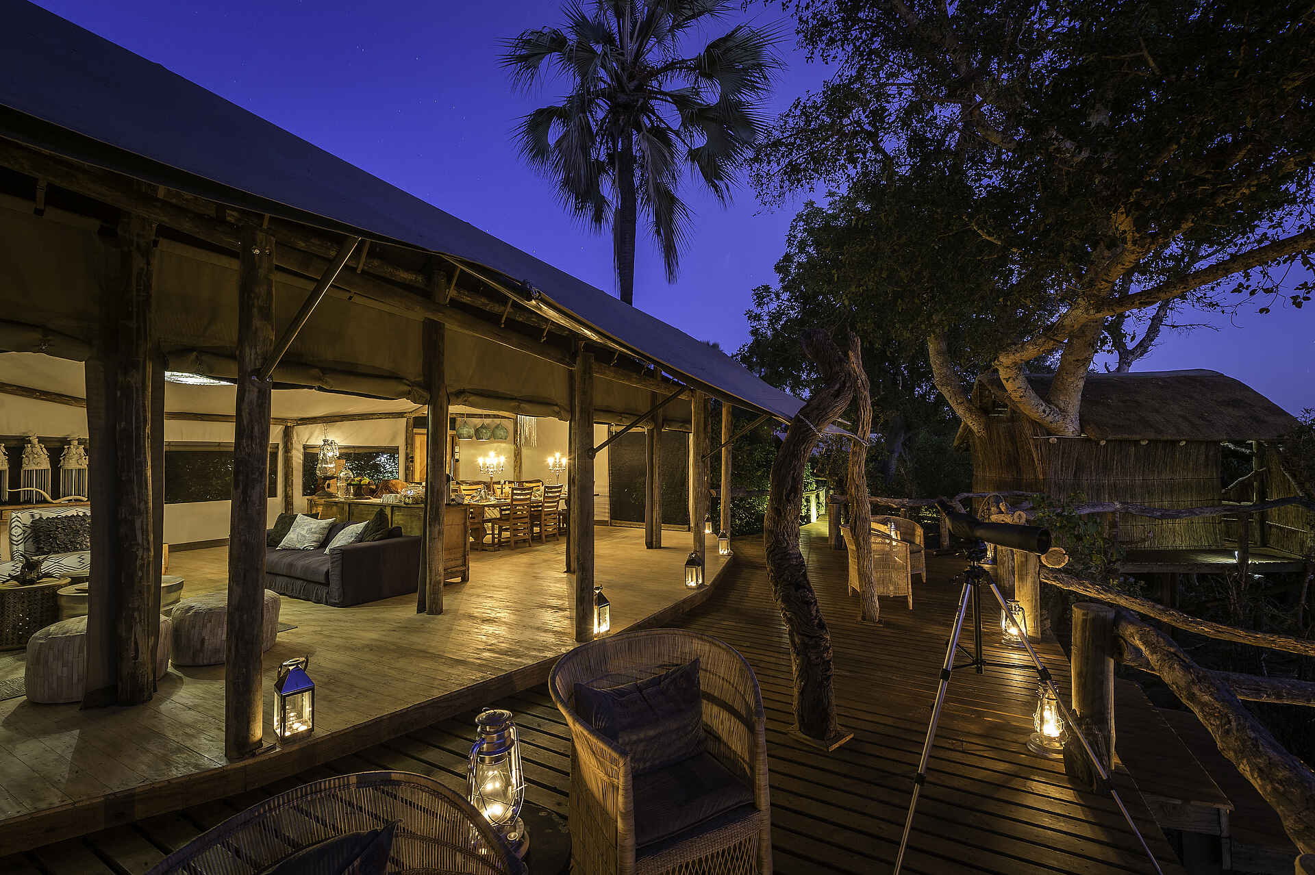 Hunda Island, Leoparden, Little Tubu, NG 25, Okavango-Delta, Wilderness Safaris, Xene River, Deck, Hauptzelt, Korbstühle, Lounge, Veranda, Afrikarma, Afrikarma Safaris, Afrikarma.de