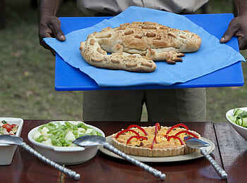 Luangwa River Camp: Lunch mit Krokodilbrot Luangwa River Camp: Lunch mit Krokodilbrot