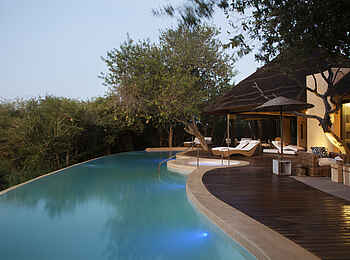 Molori Safari Lodge: Der große Pool der Metsi Presidential Suite