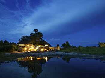 Nehimba Lodge: Hauptgebäude unter dem Nachthimmel Nehimba Lodge: Hauptgebäude unter dem Nachthimmel