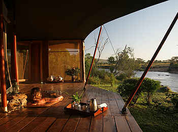 Ngare Serian Camp: Blick aus der Wanne zum Fluss
