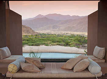 Okahirongo River Camp: Aussicht über Pool und Landschaft Okahirongo River Camp: Aussicht über Pool und Landschaft