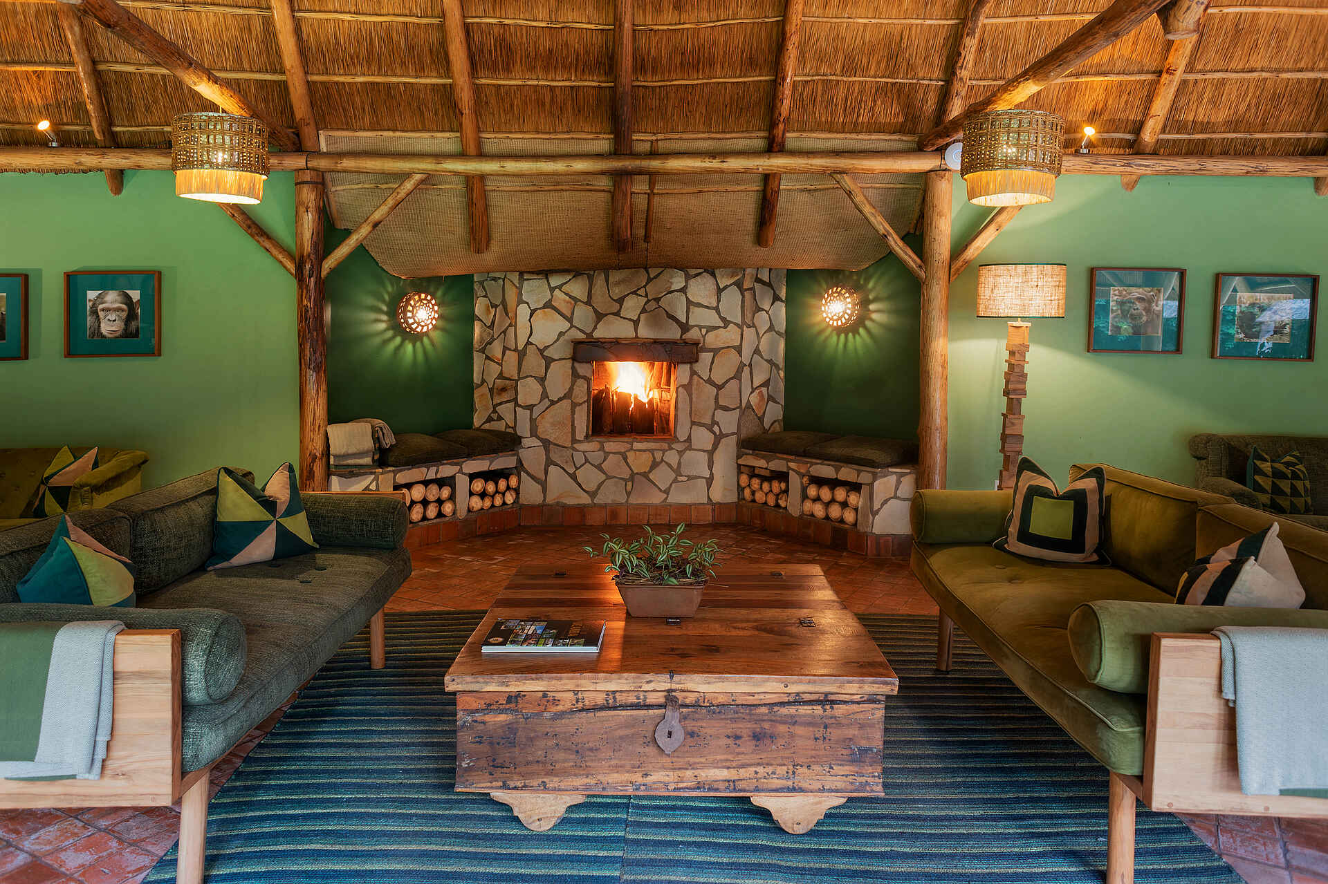 Primate Lodge Kibale: Die Lounge mit Kamin