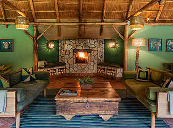Primate Lodge Kibale: Die Lounge mit Kamin