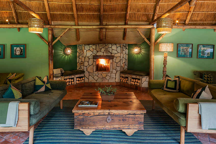 Primate Lodge Kibale: Die Lounge mit Kamin Primate Lodge Kibale: Die Lounge mit Kamin